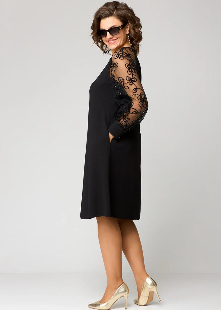 Edyth™ Elegante Spitzenkleid" could be rewritten as "Edyth™ Elegant Lace Dress.