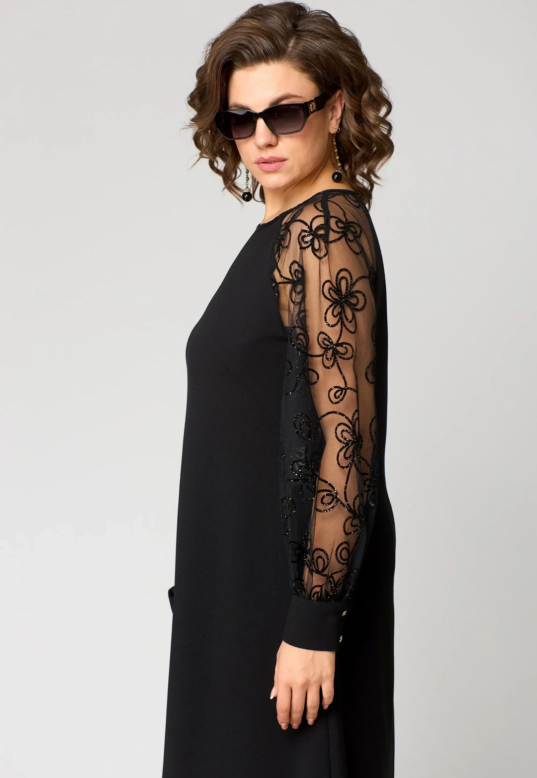 Edyth™ Elegante Spitzenkleid" could be rewritten as "Edyth™ Elegant Lace Dress.