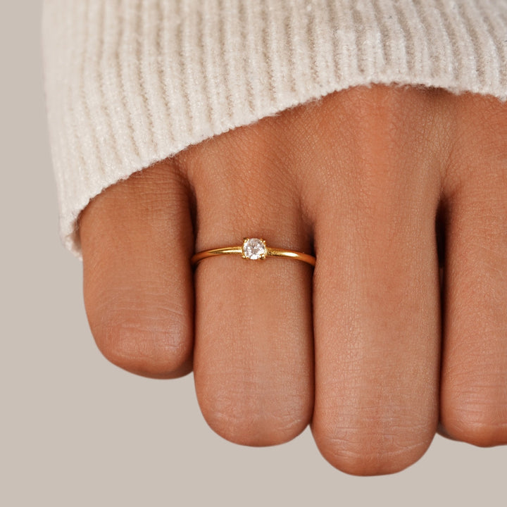 Goldring mit Geburtsstein für April