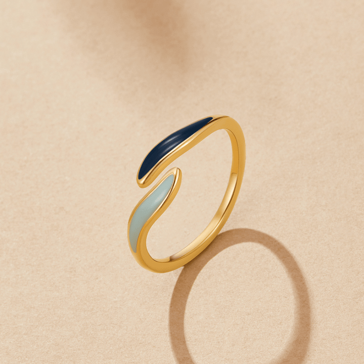 Umarmender Ring Wellen des blauen Ozeans