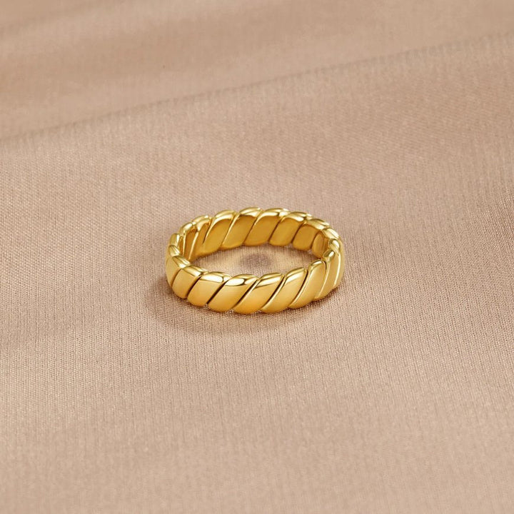 Verdrehter Unendlichkeit-Ring Calira