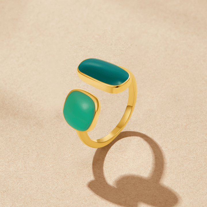 Umarmender Ring aus grünem Weidenholz
