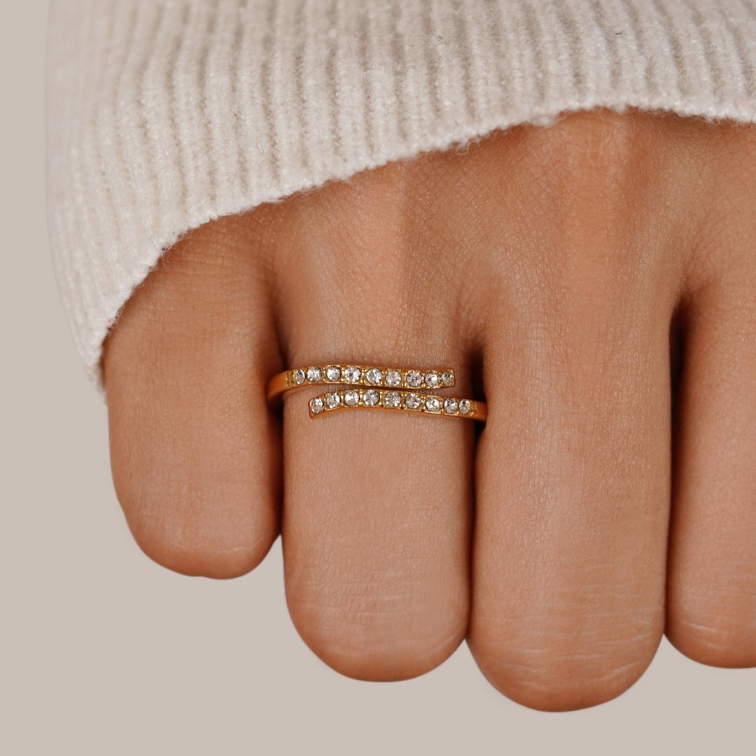 Umarmungsring aus Gold und Kristall