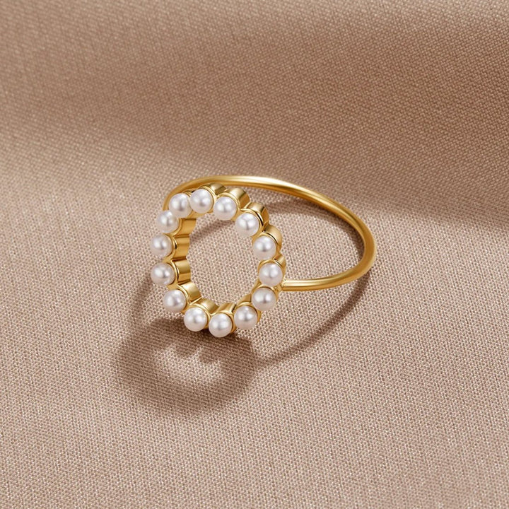 Klassischer Ring Sabrina mit runden Perlen