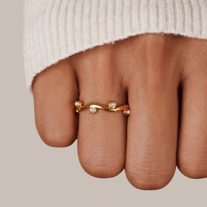 Goldring mit gewellten Perlen