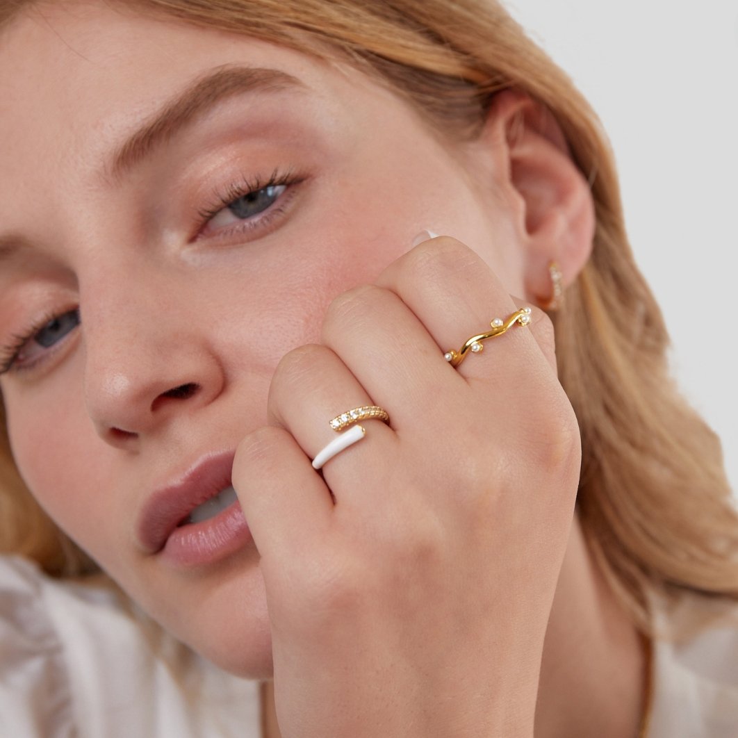 Goldring mit gewellten Perlen