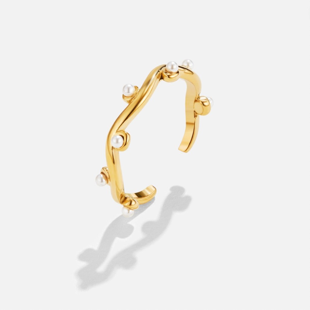 Goldring mit gewellten Perlen